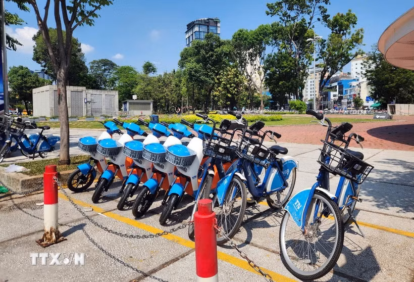 Hiện trên địa bàn Thành phố Hồ Chí Minh đã triển khai khoảng 500 xe đạp điện công cộng. (Ảnh: Tiến Lực/TTXVN)