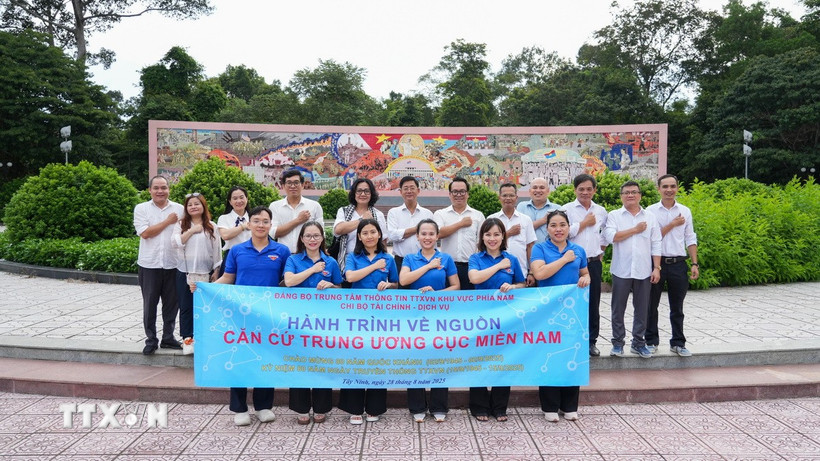 Đoàn công tác của Trung tâm thông tin TTXVN khu vực phía Nam tham quan công trình bức tranh hoành tráng tại Khu di tích lịch sử văn hoá quốc gia đặc biệt Căn cứ Trung ương Cục miền Nam. (Ảnh: Giang Phương/TTXVN)