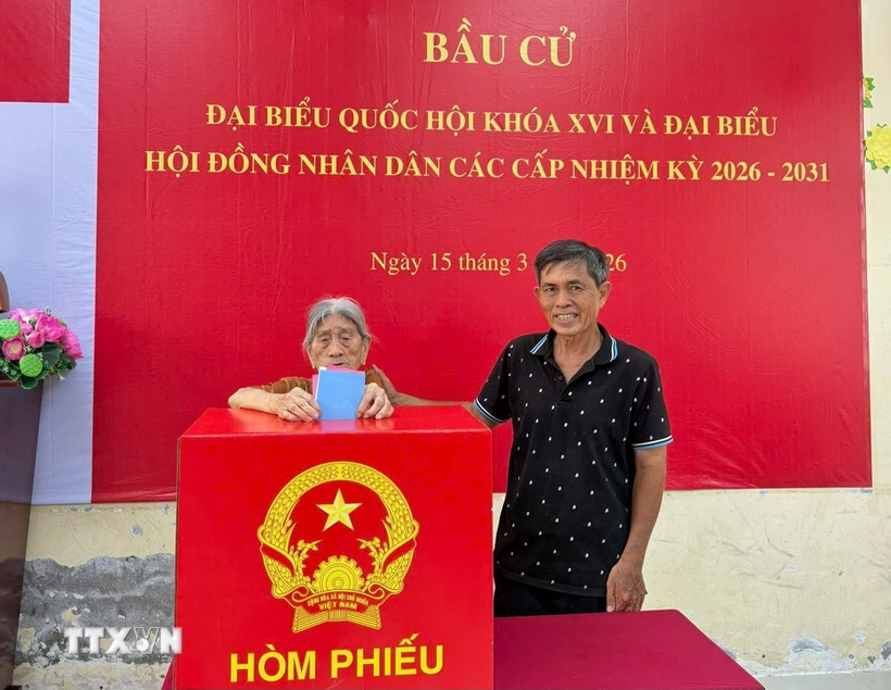Cụ Vũ Thị Còm tự tay bỏ phiếu bầu đại biểu Bet88app còn khuyến mãi khóa XVI và HĐND các cấp. (Ảnh: TTXVN phát)