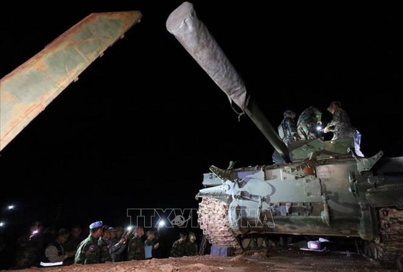 Campuchia-Thái Lan: Nhất trí lộ trình rút dần vũ khí hạng nặng dọc biên giới Các quan sát viên ASEAN giám sát hoạt động rút khí tài quân sự, vũ khí hạng nặng của Quân đội Campuchia khỏi khu vực biên giới tranh chấp. (Ảnh: AKP/TTXVN phát)