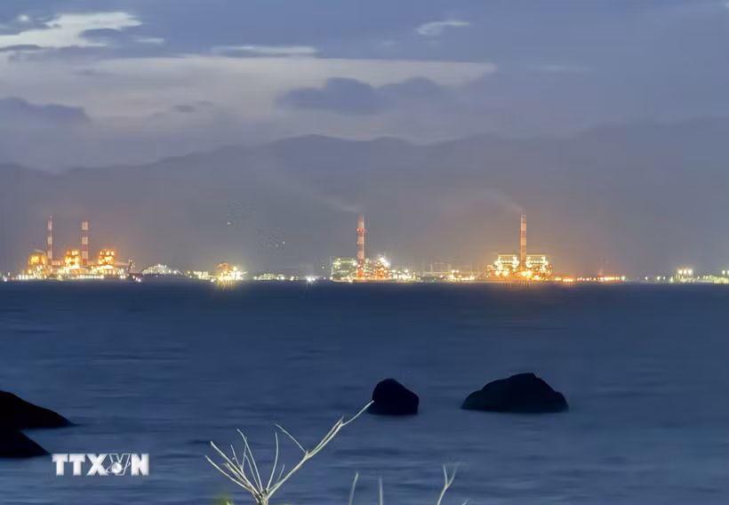 Khói bụi, mùi khét từ các nhà máy nhiệt điện Vĩnh Tân thường xuyên ảnh hưởng đến các hộ dân thường trú tại thôn Vĩnh Phúc, xã Vĩnh Tân. (Ảnh: Nguyễn Thanh/TTXVN)