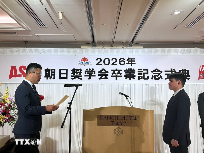 Em Lý Văn Lực (phải) nghe Đại diện Hội học bổng báo Asahi công bố quyết định khen thưởng. (Ảnh: Nguyễn Tuyến/TTXVN)