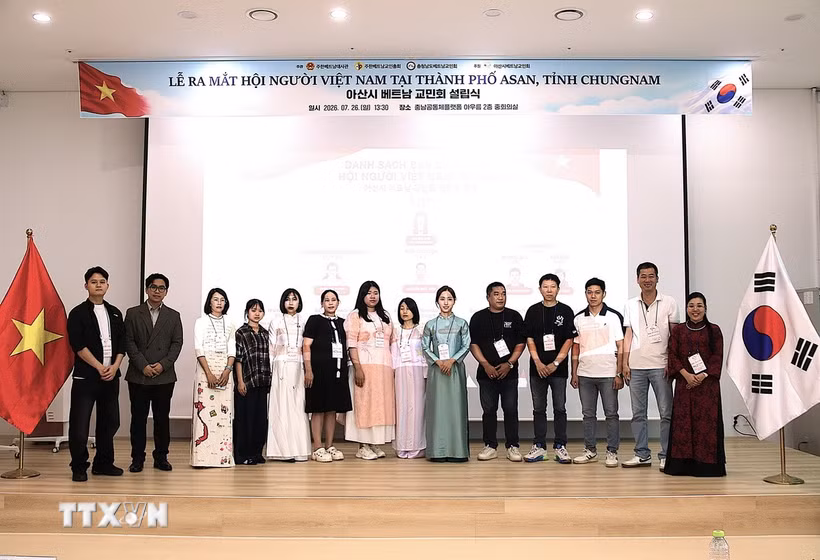 Ra mắt Ban chấp hành Hội người Việt Nam tại thành phố Asan (Hàn Quốc). (Ảnh: Khánh Vân/TTXVN)