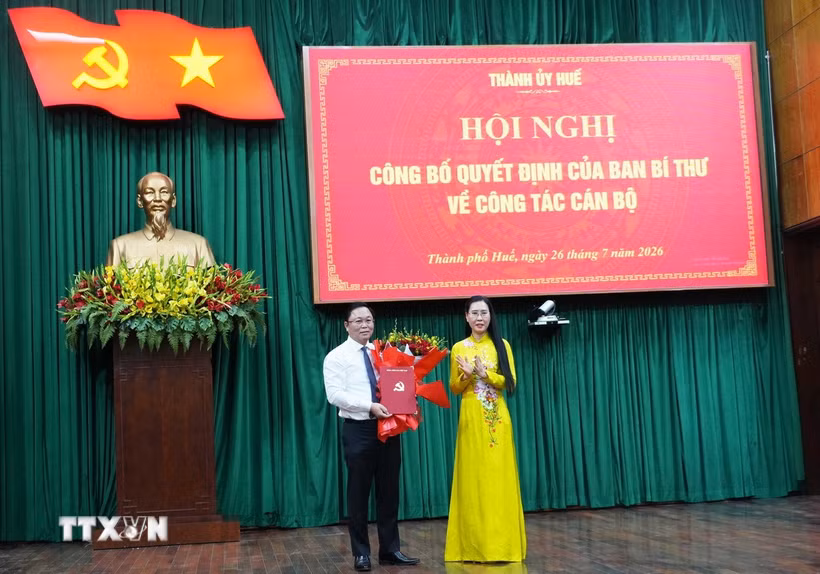 Phó trưởng Ban Tổ chức Trung ương Bùi Thị Quỳnh Vân trao quyết định và tặng hoa chúc mừng đồng chí Lê Trí Thanh được Ban Bí thư điều động, chỉ định giữ chức Phó Bí thư Thành ủy Huế. (Ảnh: Nguyên Lý/TTXVN)