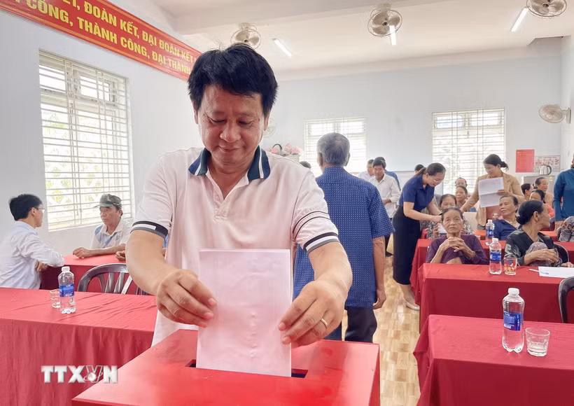 Người dân thôn Tuyết Diêm 3, xã Vạn Tường (Quảng Ngãi) nêu ý kiến bằng phiếu về Đề án tổ chức lại thôn trên địa bàn. (Ảnh: Phạm Cường/TTXVN)