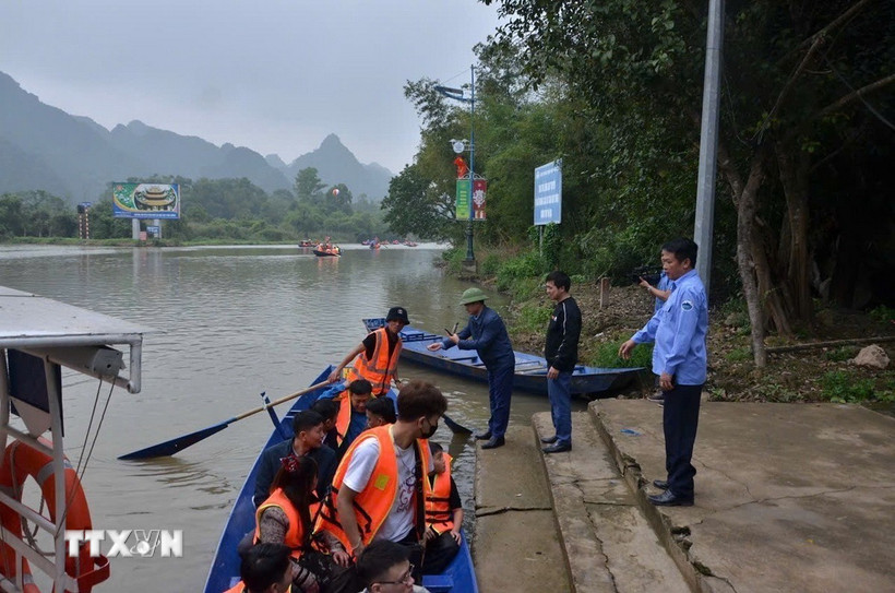 Lực lượng chức năng yêu cầu hành khách mặc áo phao đầy đủ theo quy định. (Ảnh: TTXVN phát)