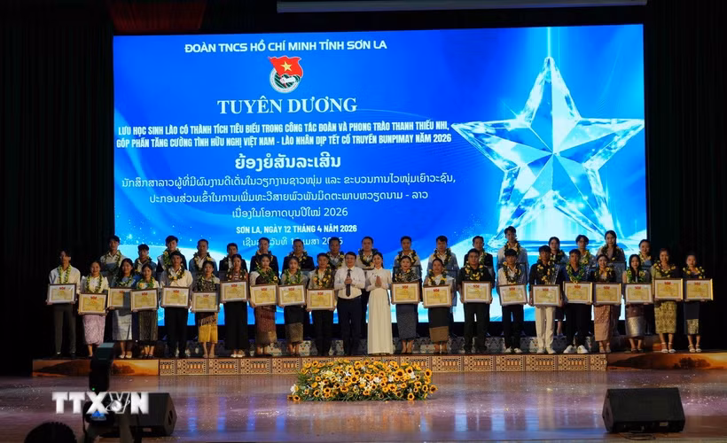 Lãnh đạo Ủy ban Nhân dân tỉnh và lãnh đạo Tỉnh đoàn Sơn La tặng Bằng khen của Ban Thường vụ Tỉnh đoàn Sơn La cho các lưu học sinh Lào tiêu biểu đang học tập trên địa bàn có thành tích tốt trong học tập cũng như tham gia tích cực các hoạt động của tổ chức Đoàn, Hội. (Ảnh: Nguyễn Cường/TTXVN).