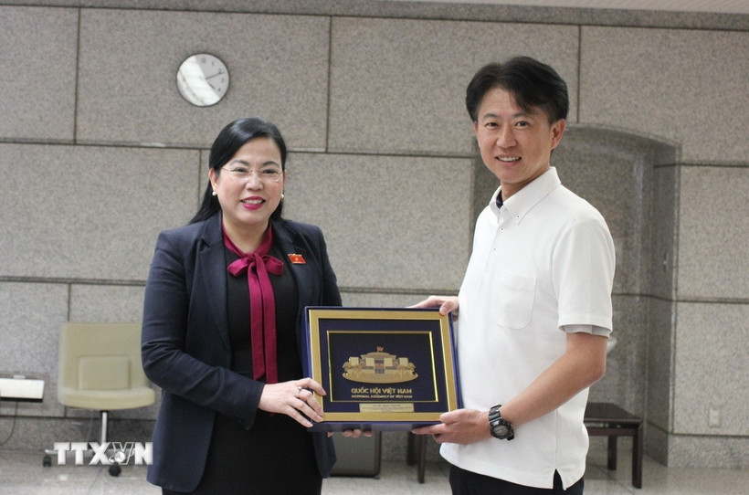 Chủ nhiệm Ủy ban Công tác đại biểu Nguyễn Thanh Hải trao biểu trưng Nhà Quốc hội tặng Chủ tịch Hội đồng tỉnh Saitama Shirato Yukihito. (Ảnh: Phạm Tuân/TTXVN)