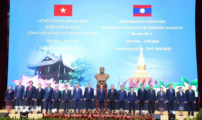 Các lãnh đạo và cựu lãnh đạo cấp cao Đảng, Nhà nước Lào chụp ảnh kỷ niệm cùng Đại sứ Việt Nam tại Lào. (Ảnh: Xuân Tú/TTXVN)