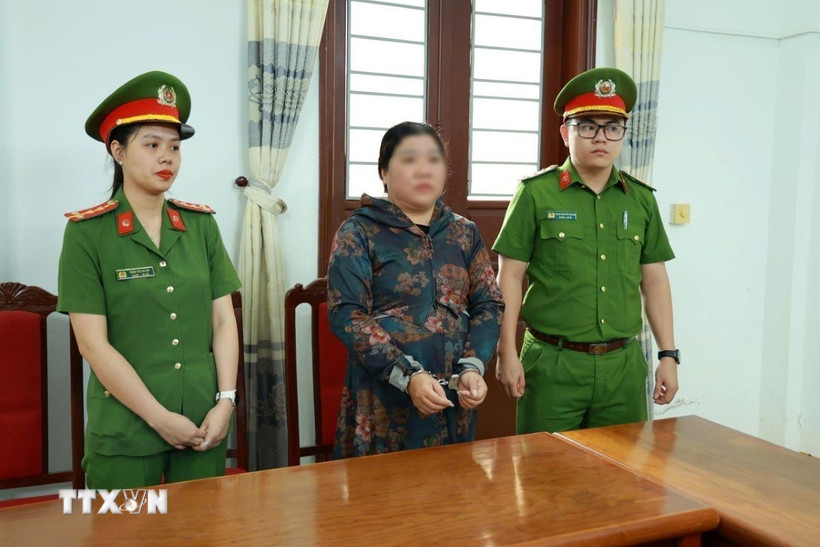 Bị can Nguyễn Thị Linh bị khởi tố về tội “Lừa đảo chiếm đoạt tài sản”. (Ảnh: TTXVN phát) 