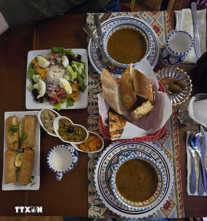 Sau chà là, sữa, người Hồi giáo Algeria sẽ dùng thêm súp, rau trộn và bánh truyền thống trước khi món chính được đưa ra. (Ảnh: Nguyễn An/TTXVN)