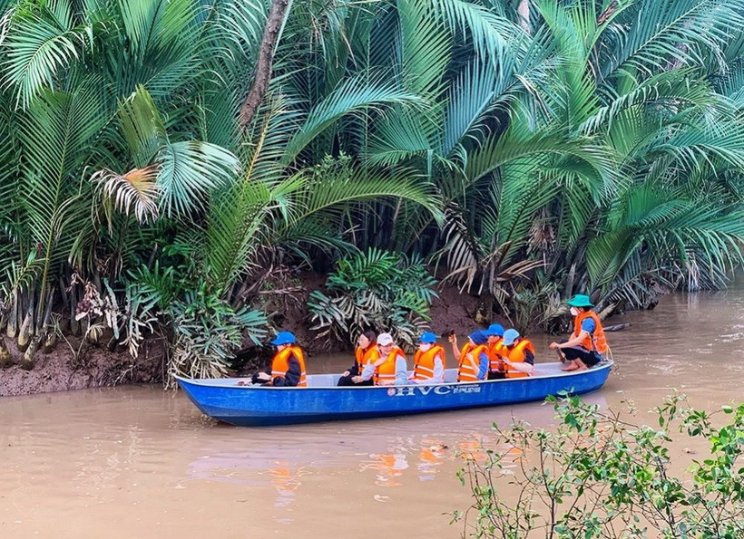 Các sinh viên tham quan, tìm hiểu hệ sinh thái rừng tại Cù Lao Dung. (Ảnh: Cục Du lịch Quốc gia Việt Nam)