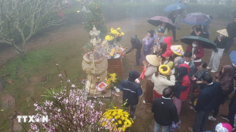 Từ khuôn viên, cảnh quan đến không gian thờ tự tại Am Tiên đều được chỉnh trang, tu bổ theo hướng sạch đẹp, tôn nghiêm, phục vụ tốt nhu cầu tham quan, sinh hoạt văn hóa, tâm linh, tín ngưỡng của nhân dân. (Ảnh: Hoa Mai/TTXVN)