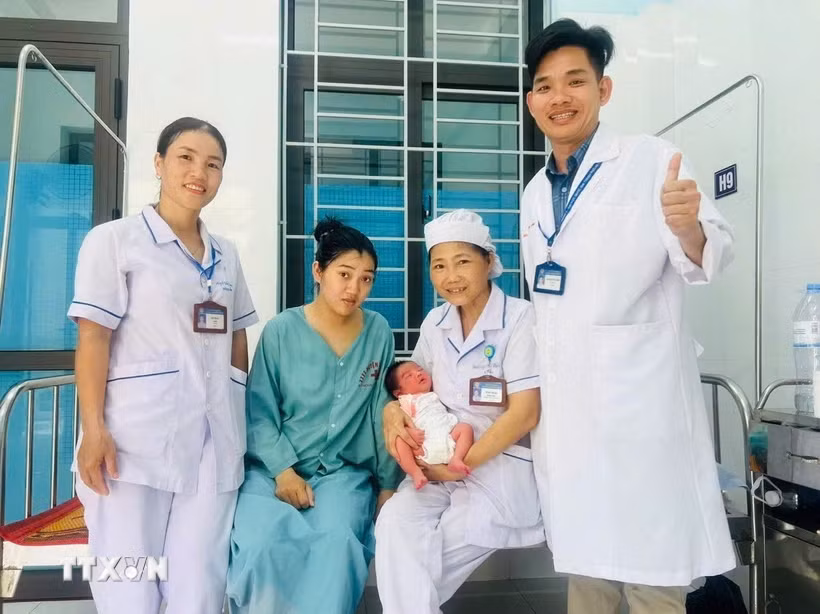 Hiện sức khoẻ mẹ và bé ổn định, được xuất viện đưa về quê chăm sóc. (Ảnh: TTXVN phát)