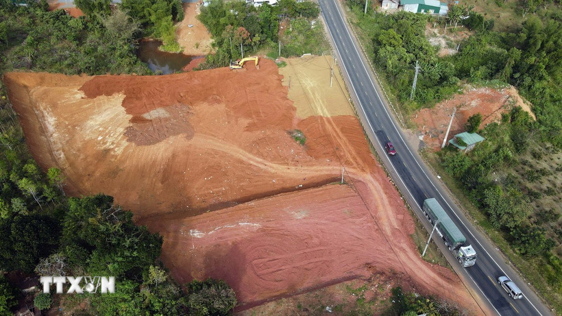 Việc san lấp trên quy mô lớn và có dấu hiệu làm thu hẹp dòng suối, cản trở dòng chảy với diện tích vi phạm bị xác định hơn 7.700m2. (Ảnh: Hưng Thịnh/TTXVN)