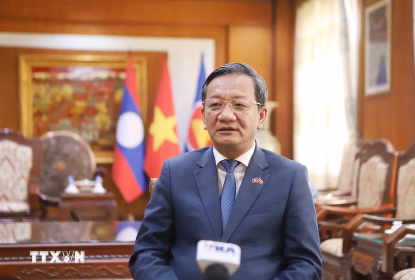 Đại sứ Việt Nam tại Lào Nguyễn Minh Tâm trả lời phỏng vấn. (Ảnh: Xuân Tú/TTXVN)