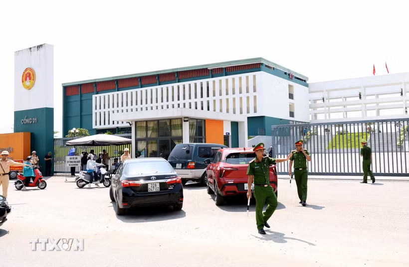 Lực lượng an ninh thực hiện công tác đảm bảo an ninh trật tự tại điểm thi trường Chuyên Tuyên Quang. (Ảnh: Quang Cường/TTXVN)