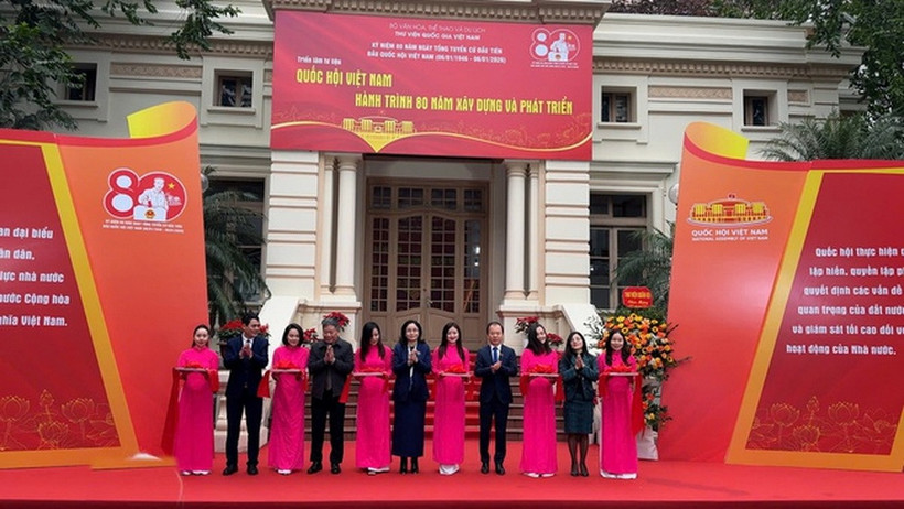 Các đại biểu cắt băng khai mạc Triển lãm. (Ảnh: Cổng thông tin Điện tử Bộ Văn hóa, Thể thao và Du lịch)