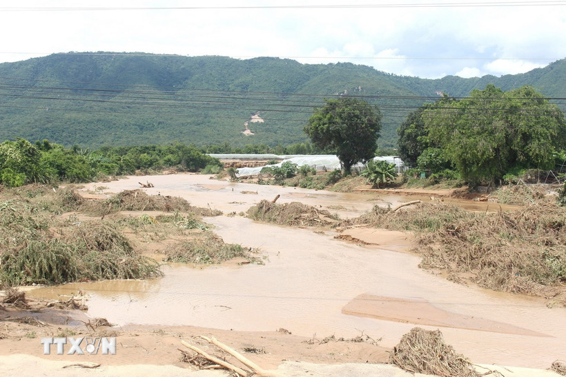 Nước lũ do vỡ hồ chứa từ trên núi ập xuống gây nhiều thiệt hại cho người dân khu vực thôn 2, xã Tuy Phong. (Ảnh: Nguyễn Thanh/TTXVN)