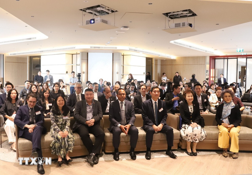 Ông Lê Hữu Phúc (hàng đầu, thứ 3 từ trái sang), Tham tán thương mại Việt Nam tại Thái Lan, tại một Diễn đàn doanh nghiệp Thái Lan-Việt Nam năm 2025. (Ảnh: Đỗ Sinh/TTXVN)