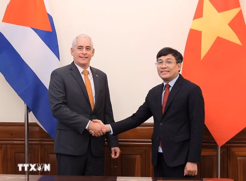 Thứ trưởng Thường trực Bộ Ngoại giao Nguyễn Minh Vũ và Thứ trưởng Thứ nhất Bộ Ngoại giao Cuba Gerado Penalver Portal. (Ảnh: An Đăng/TTXVN)