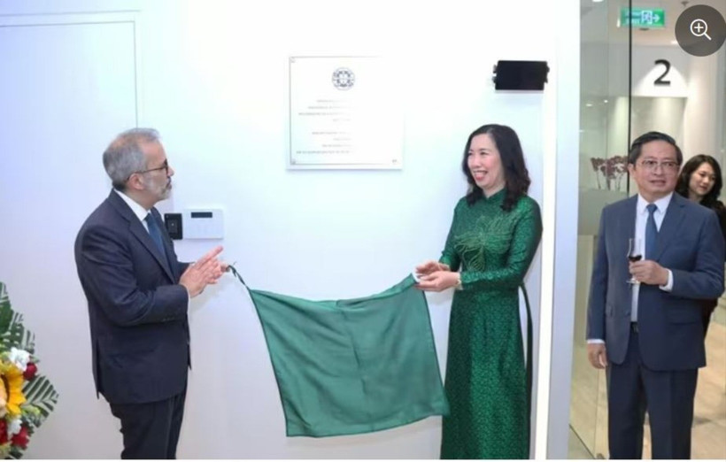 Bộ trưởng Ngoại giao Bồ Đào Nha Paulo Rangel và Thứ trưởng Ngoại giao Lê Thị Thu Hằng khai trương Đại sứ quán Bồ Đào Nha tại Hà Nội. (Ảnh: Baoquocte)