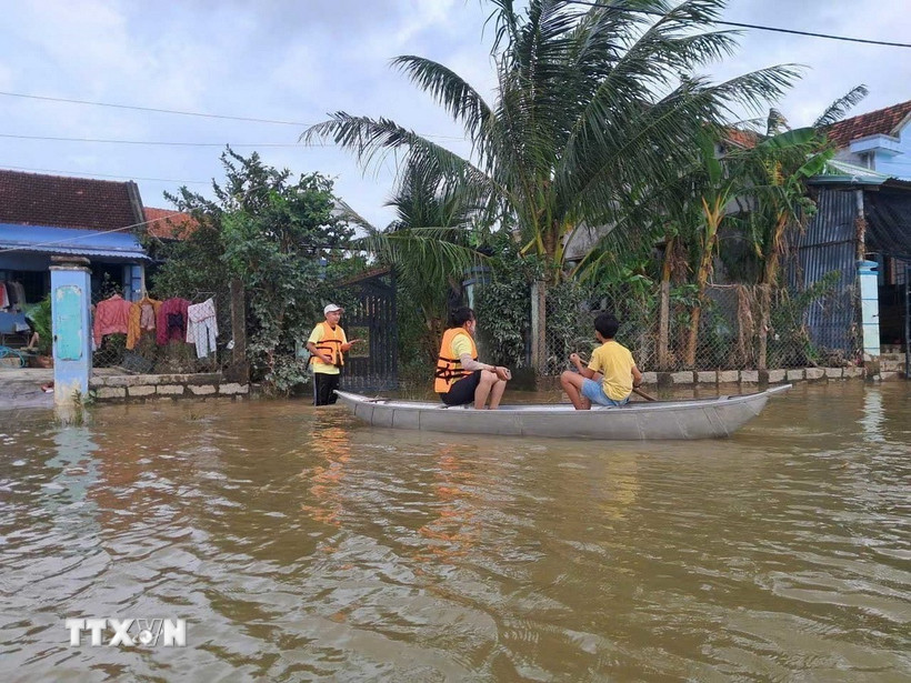 Những xóm dân thuộc thôn Hiệp Đồng, xã Hòa Xuân vẫn đang bị cô lập. (Ảnh: Xuân Quý/TTXVN)