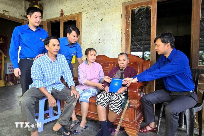 Đoàn công tác Trung ương Đoàn Thanh niên Cộng sản Hồ Chí Minh thăm, tặng quà người dân vùng lũ xã Tuy An Đông. (Ảnh: Tường Quân/TTXVN)