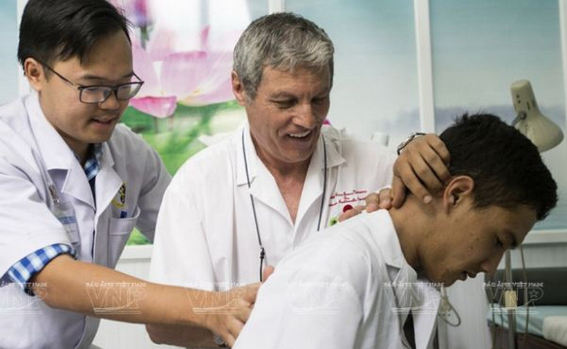 Bác sỹ người Pháp Mezard Marc (giữa) luôn nhiệt tình hướng dẫn các học viên nước ngoài nghiên cứu và thực hành điều trị theo phương pháp y học dân tộc Việt Nam. (Ảnh: Thông Hải/ Báo Ảnh Việt Nam)