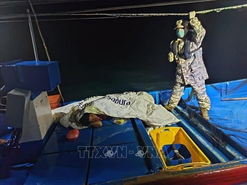 Một nạn nhân được cứu sống (trái) sau vụ chìm thuyền chở người di cư ở khu vực gần biên giới trên biển giữa Malaysia-Thái Lan ngày 9/11/2025. (Ảnh: THX/TTXVN)