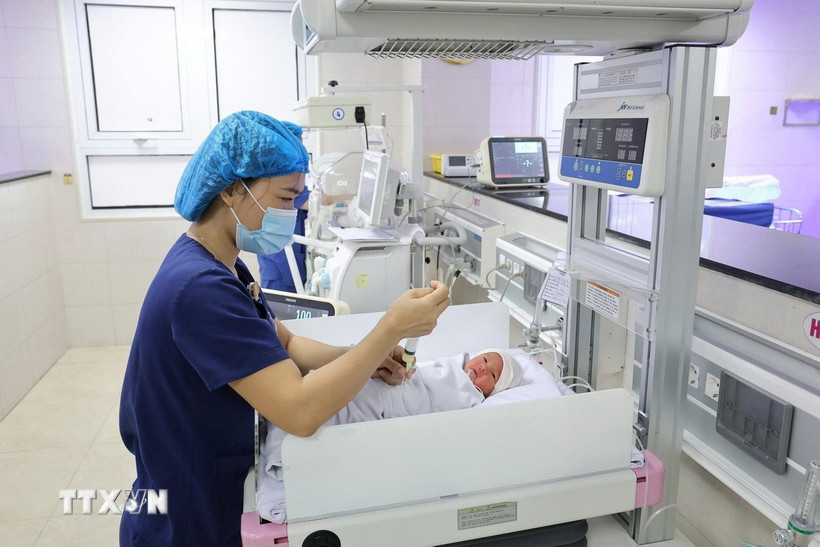 Hai bé song sinh được các y bác sĩ Bệnh viện Sản Nhi tỉnh Phú Thọ theo dõi, chăm sóc. (Ảnh: TTXVN phát)