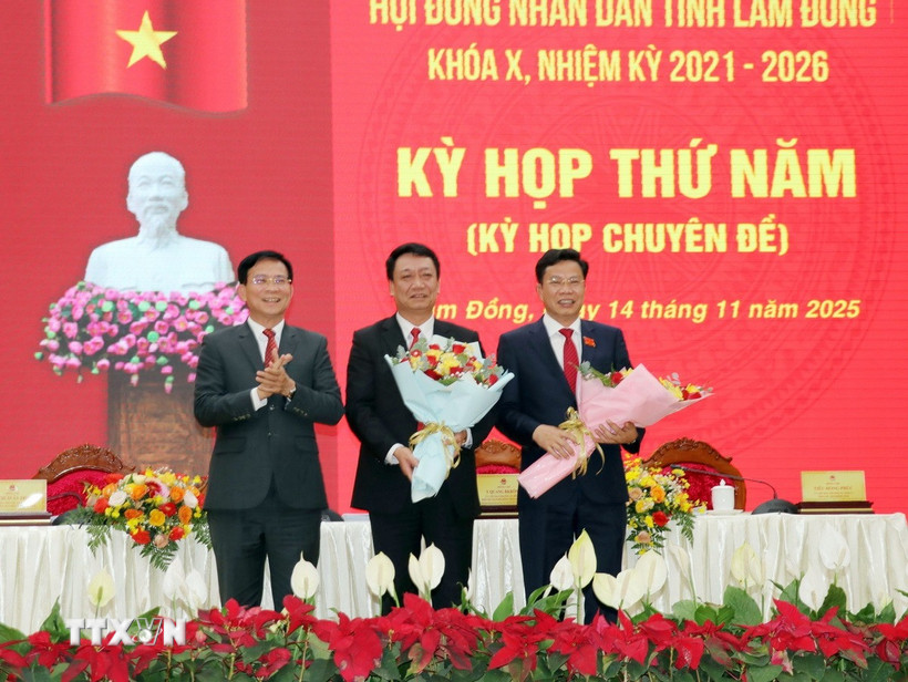 Chủ tịch Ủy ban Nhân dân tỉnh Lâm Đồng Hồ Văn Mười chúc mừng tân Chủ tịch Hội đồng Nhân dân tỉnh Lưu Văn Trung (bên phải) và Giám đốc sở Ngoại vụ Hoàng Văn Bằng (đứng giữa) mới được bầu làm Ủy viên Ủy ban Nhân dân tỉnh. (Ảnh: Chu Quốc Hùng/TTXVN)