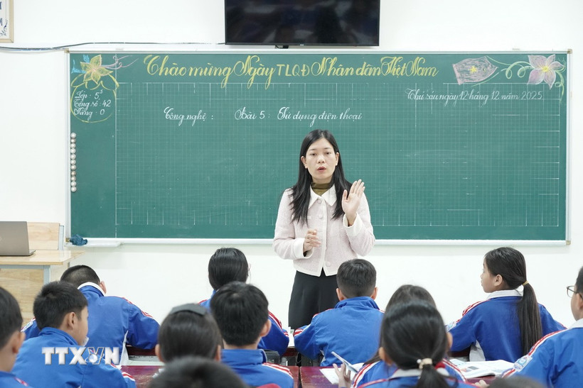 Cô Chu Thị Thu, giáo viên môn Tin học-Công nghệ dạy hợp đồng tại trường Tiểu học Đồng Phú đã 10 năm nay. (Ảnh: Thanh Thủy/TTXVN)