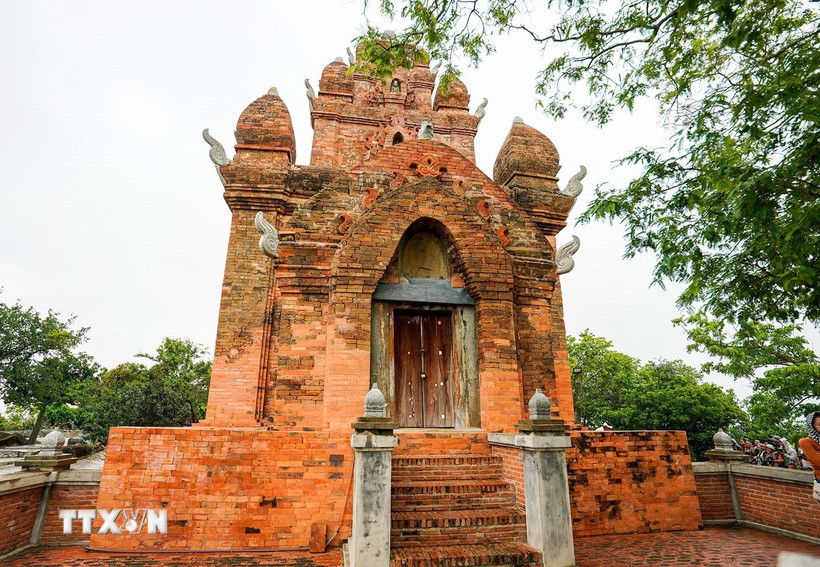 Đền tháp Po Rome là một tháp vuông ba tầng, cao khoảng 8m, cạnh đáy rộng gần 8m, Tháp mở cửa về hướng Đông bằng một cấu trúc cổng dạng tiền sảnh. (Ảnh: Khánh Hoà/TTXVN)