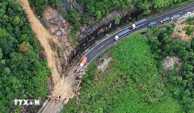Vị trí xảy ra sạt lở khiến chiếc xe khách gặp nạn trên đèo Khánh Lê (trong đó có 6 người tử vong và 19 người bị thương). (Ảnh: Đặng Tuấn/TTXVN)