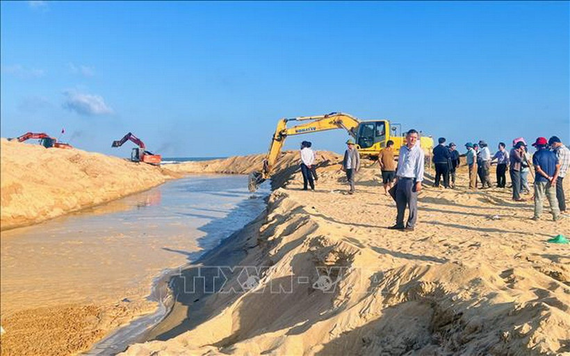 Để khơi thông dòng chảy sông Lý Hòa, UBND xã Đông Trạch đã huy động 6 máy đào, làm việc liên tục 24/24 giờ. (Ảnh: TTXVN phát)