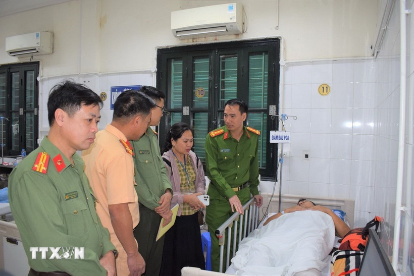 Lãnh đạo Công an tỉnh Hưng Yên thăm hỏi, động viên Đại úy Vũ Trường Giang đang điều trị tại Bệnh viện Việt Đức. (Ảnh: TTXVN phát)