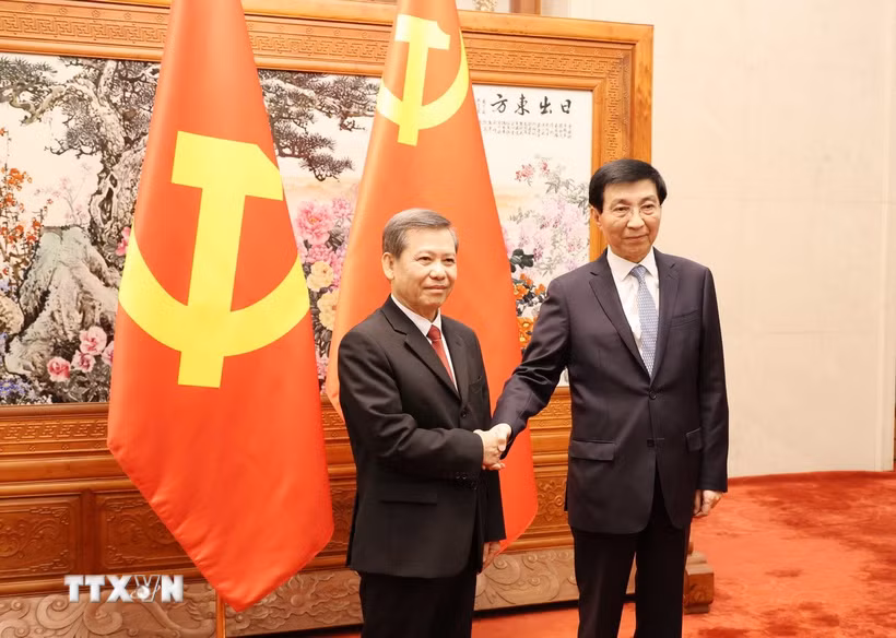 Đồng chí Lê Minh Trí (trái) và đồng chí Vương Hộ Ninh. (Ảnh: Công Tuyên/TTXVN)