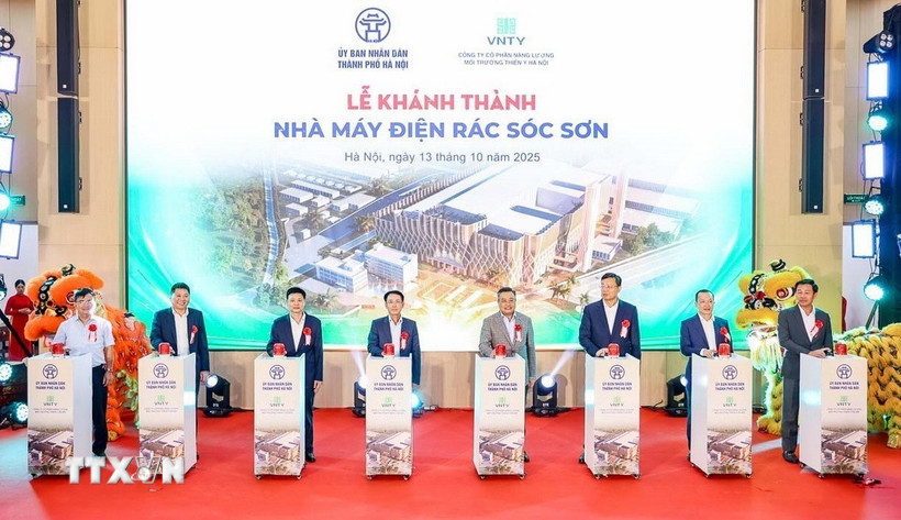 Các đại biểu thực hiện nghi thức khánh thành Nhà máy điện rác Sóc Sơn. (Ảnh: Quốc Lũy/TTXVN)