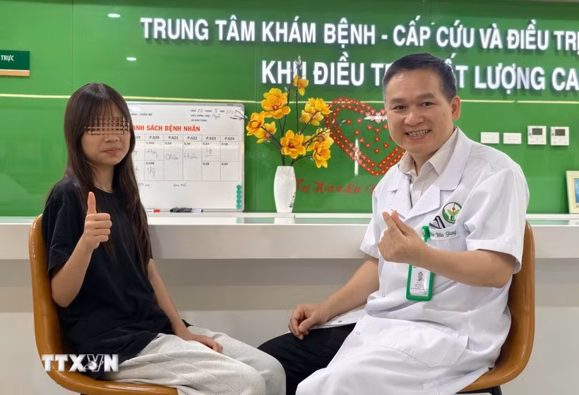 Bé gái lớn lên khỏe mạnh, học tập và sinh hoạt như các bạn cùng trang lứa. (Ảnh: TTXVN phát) 