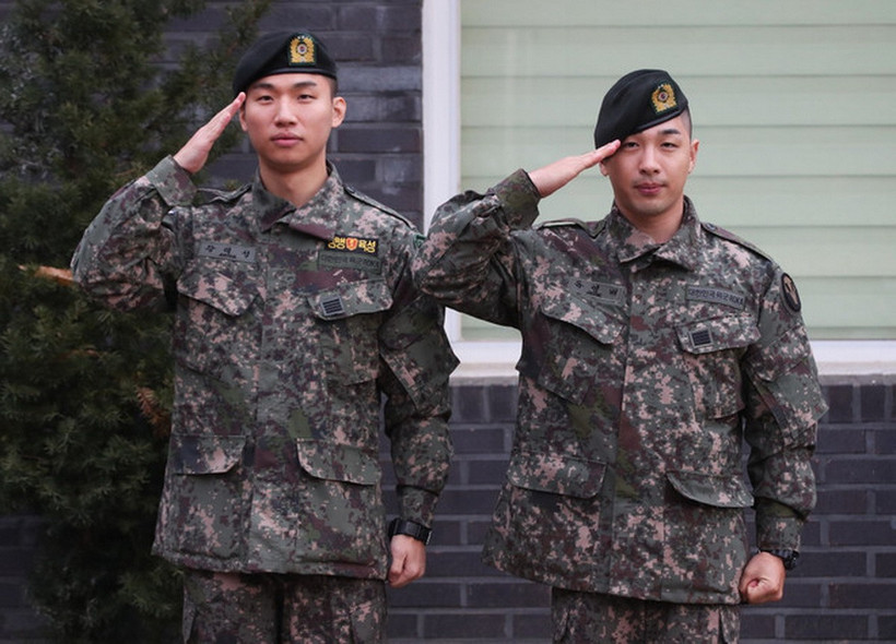 Hai thành viên nhóm nhạc nam Hàn Quốc Big Bang Daesung (trái) và Taeyang (phải) sau khi được xuất ngũ. (Nguồn: YONHAP/TTXVN)