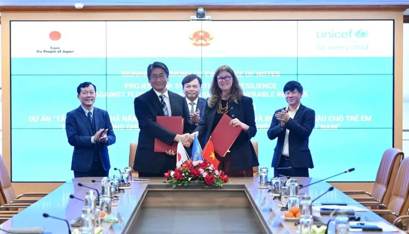 Lễ ký kết trao đổi Công hàm giữa Đại sứ Nhật Bản tại Việt Nam Ito Naoki và bà Silvia Danailov, Trưởng Đại diện UNICEF tại Việt Nam dưới sự chứng kiến của Thứ trưởng Nguyễn Hoàng Hiệp. (Nguồn: Bộ Nông nghiệp và Môi trường)