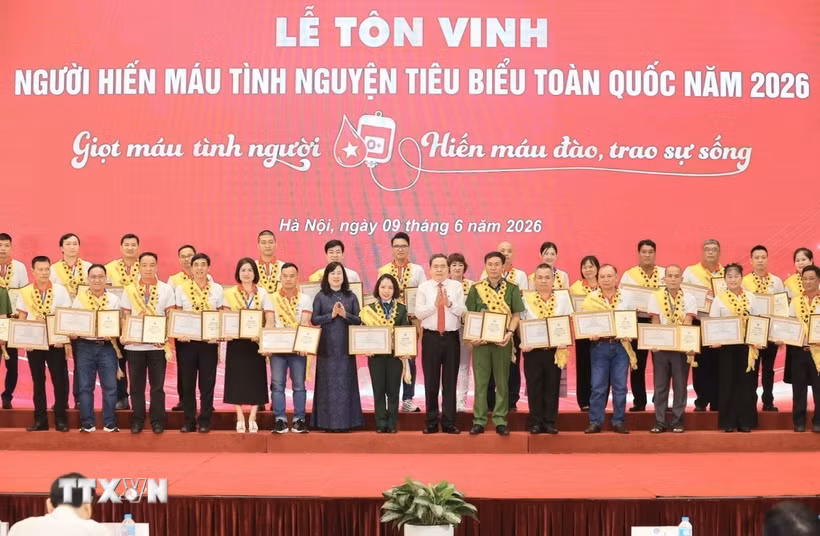 Ban tổ chức trao chứng nhận cho 100 người hiến máu tiêu biểu năm 2026. (Ảnh: Minh Quyết/TTXVN)