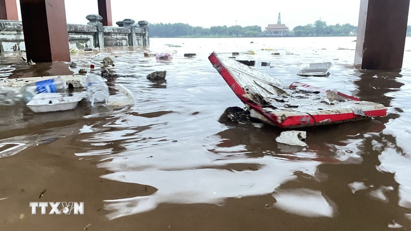 Lũ trên các sông đang lên nhanh khiến nhiều nơi chìm trong nước. (Ảnh: Thanh Thuỷ/TTXVN)
