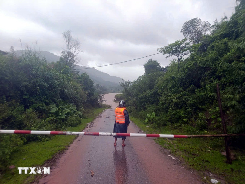 Chính quyền các địa phương tỉnh Quảng Trị đã đặt biển cảnh báo, gác chắn tại các vị trí ngầm, tràn bị ngập, chia cắt. (Ảnh: TTXVN phát)