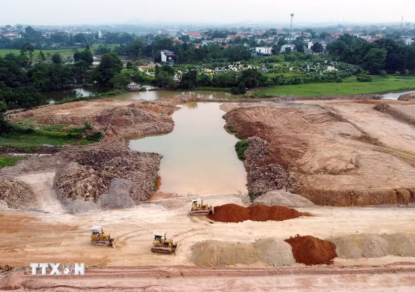 Hiện trường vụ đuối nước thương tâm khiến 2 trẻ nhỏ bị tử vong. (Ảnh: Tạ Toàn/TTXVN)