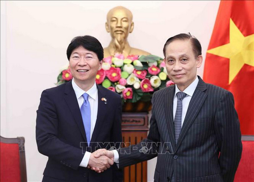 Bộ trưởng Bộ Ngoại giao Lê Hoài Trung tiếp Thống đốc tỉnh Okayama (Nhật Bản) Ibaragi Ryuta. (Ảnh: An Đăng/TTXVN)