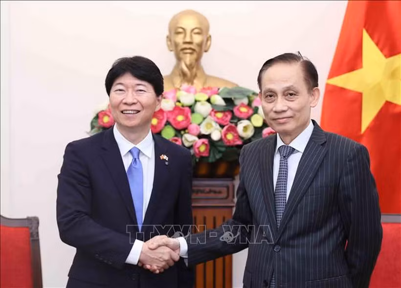 Bộ trưởng Bộ Ngoại giao Lê Hoài Trung tiếp Thống đốc tỉnh Okayama (Nhật Bản) Ibaragi Ryuta. (Ảnh: An Đăng/TTXVN)