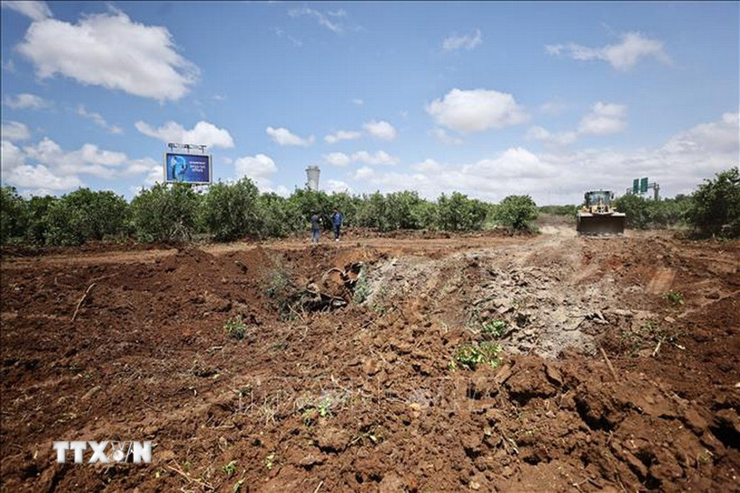 Hiện trường một vụ tấn công tên lửa gần sân bay quốc tế Ben Gurion ở Tel Aviv, Israel. (Ảnh: THX/TTXVN)