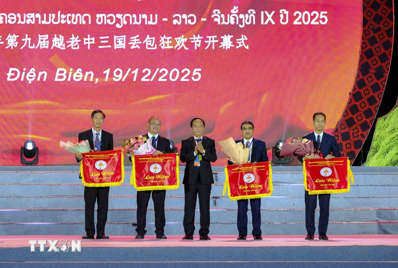 Ban tổ chức trao cờ lưu niệm cho các đoàn tham dự Lễ hội. (Ảnh: Xuân Tư/TTXVN)